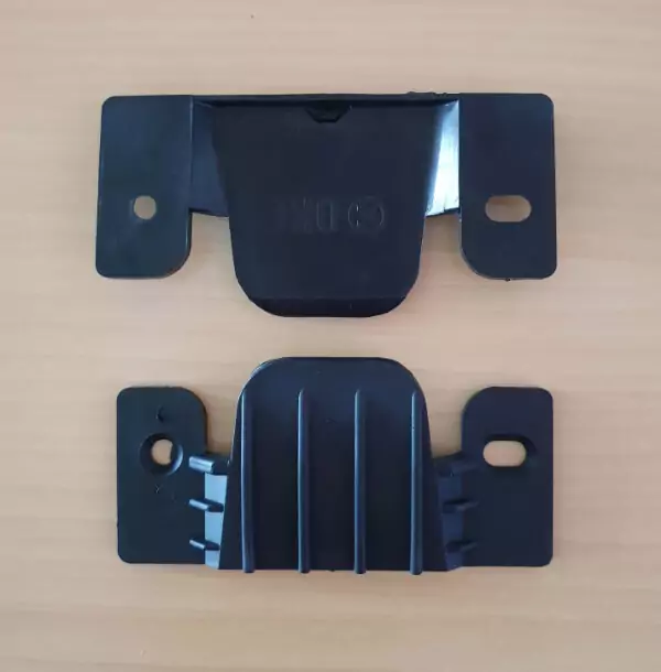 Elemente de cuplare din plastic sau metal pentru mobilier modular