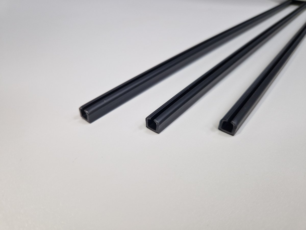 P03 Profil channel 2835-120 negru